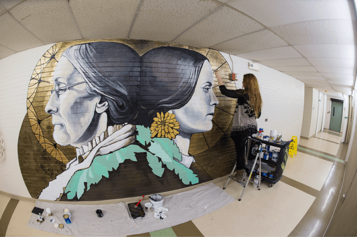 Artist painting a mural at 大学 of 罗彻斯特